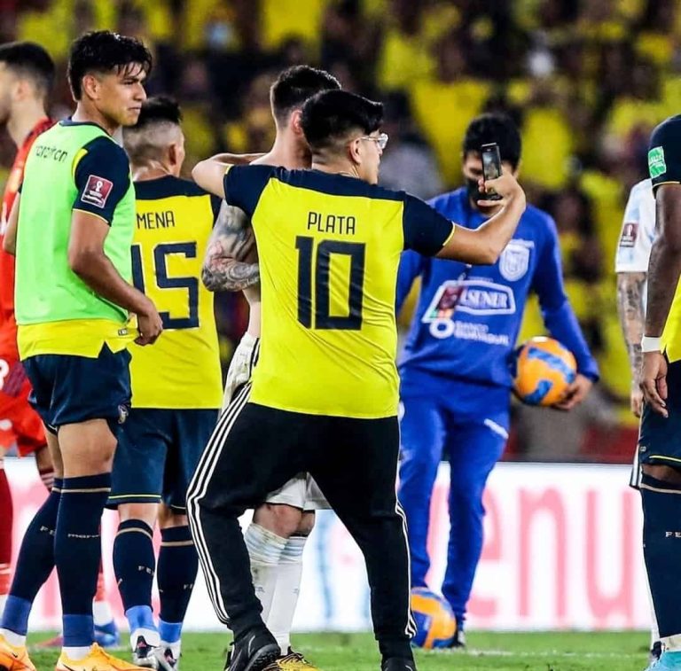 (VIDEO) El fan de La TRI que invadió cancha por una foto con Messi