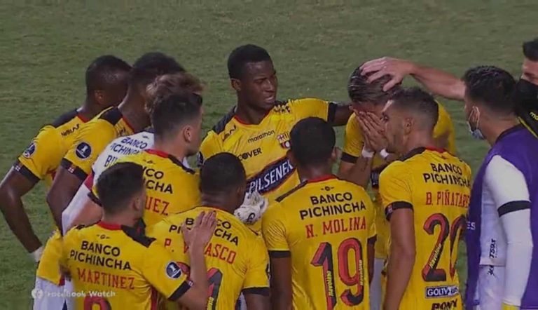 (VIDEO) ENTRE LÁGRIMAS: Garcés fue consolado por sus compañeros tras el final del partido
