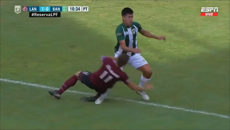 (VIDEO) INEXPICABLE: Se desmayó, quebró al rival ¡y le sacaron roja!
