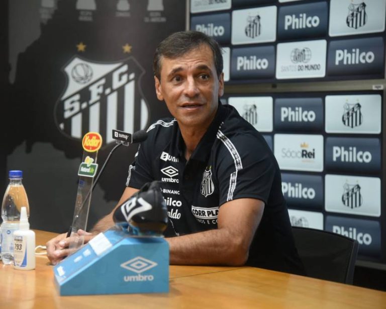 (VIDEO) Bustos habló sobre la posibilidad de tener a Byron Castillo en el Santos