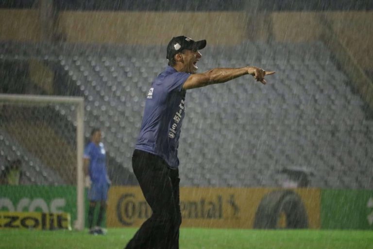 Ante uno de la Serie D y en penales: Sufrida clasificación del Santos en el primer partido de Bustos
