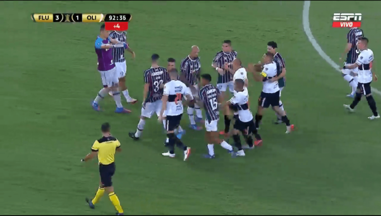 (VIDEO) Mario Pineida y Felipe Melo a los empujones contra jugadores de Olimpia