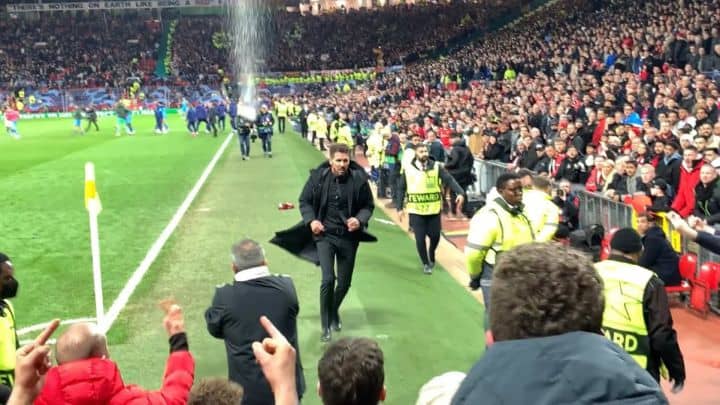 La ‘lluvia de cerveza’ a Simeone le sale barata al United