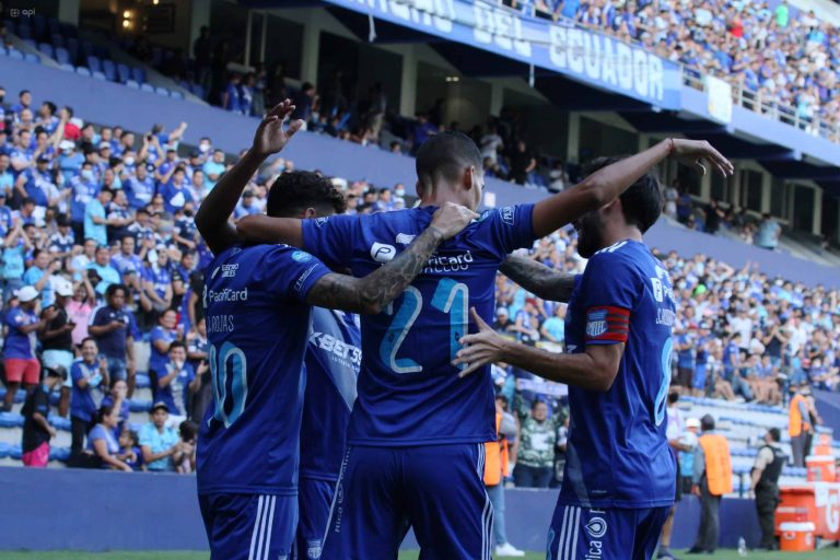 CON UNO MENOS: Emelec ganó y mete presión a los líderes