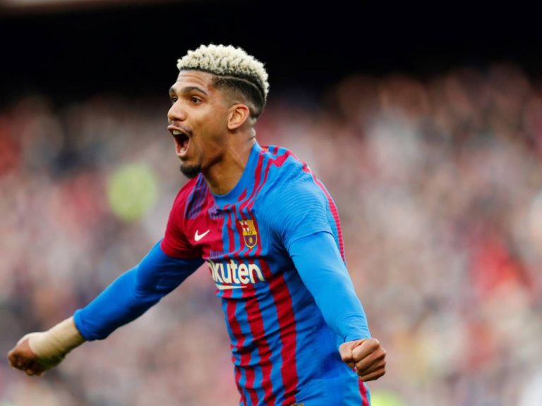 OFICIAL: Ronald Araujo, hasta 2026 con el Barça