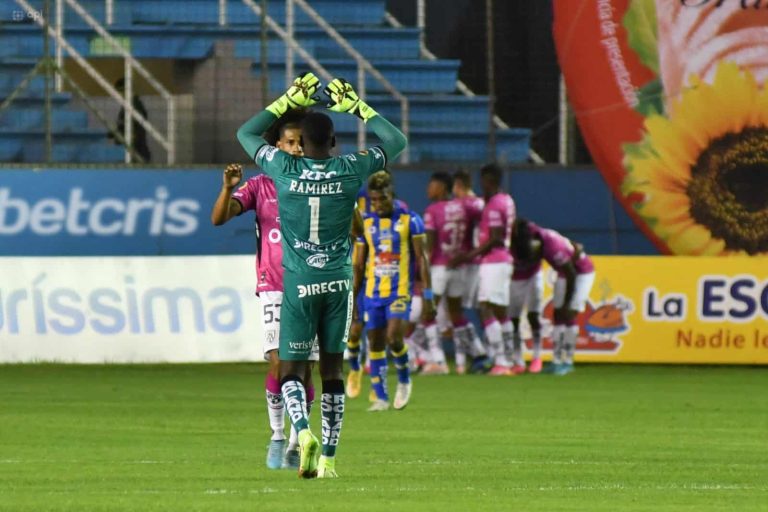(VIDEO) CON DOS JUGADORES MENOS: IDV venció a Delfín y sigue en pelea