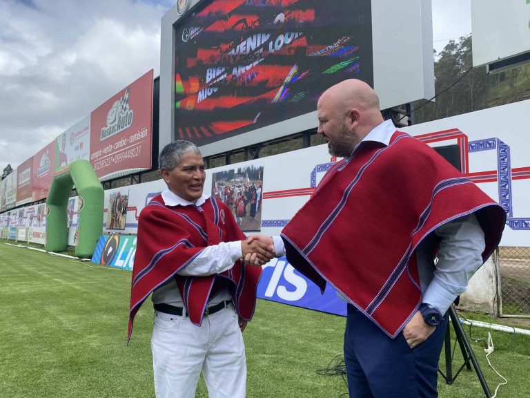(VIDEO) El poncho de la paz: Chango le dio la bienvenida a Miguel Ángel Loor en Echaleche