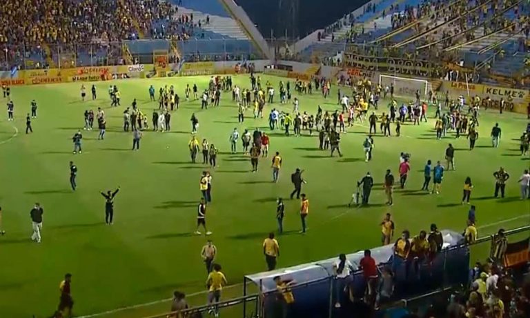(VIDEO) ¡Lamentable! Clásico de Honduras es suspendido tras pelea campal