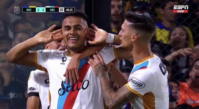 (VIDEO) ¡Sacando del medio! Cristian Colmán sorprendió y le anotó a Boca
