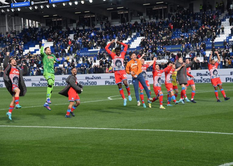 (VIDEO) Napoli venció a Atalanta y se aferra a la lucha por la Serie A