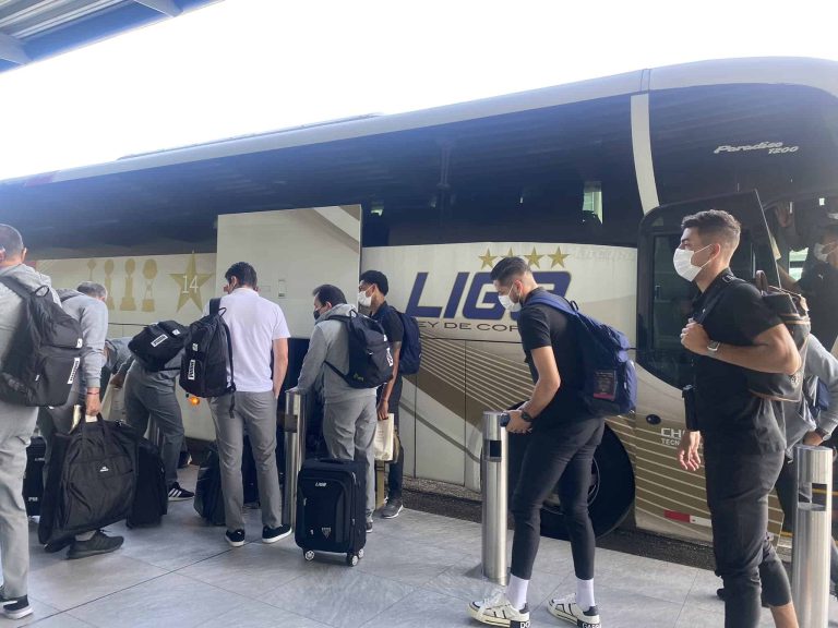 (FOTO) LDU viaja rumbo a Brasil para su partido por Copa Sudamericana