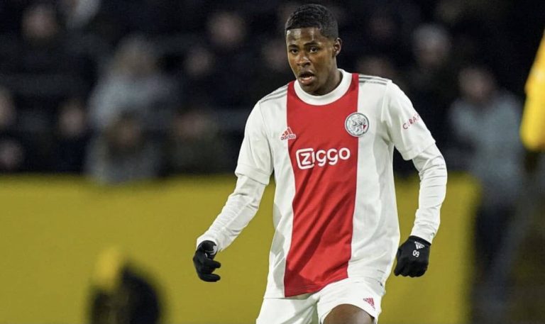 Patrickson Delgado tuvo minutos en la victoria del Jong Ajax