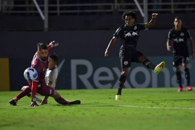 (VIDEO) Libertadores: José Hurtado fue titular en la derrota de Bragantino