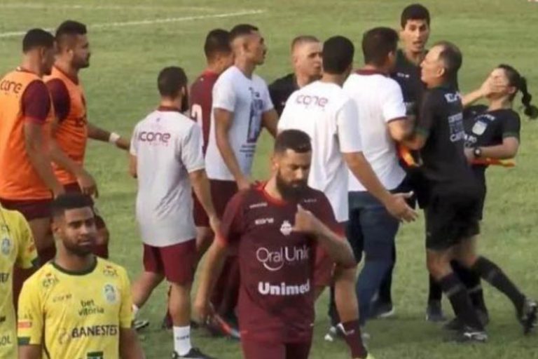 (VIDEO) Un entrenador le pegó un cabezazo a una jueza de línea