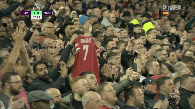 (VIDEO) EMOTIVO: Los hinchas del Liverpool y United se unieron para apoyar a Cristiano