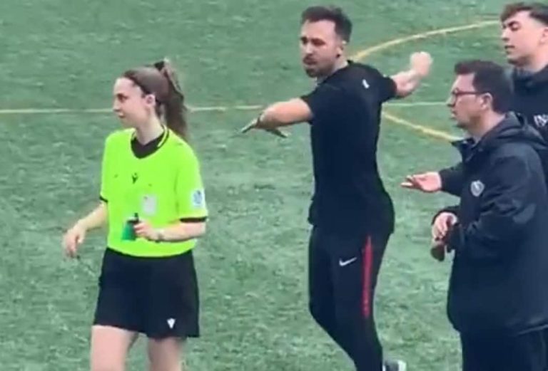 (VIDEO) Lamentable reacción de un DT con una árbitra en España