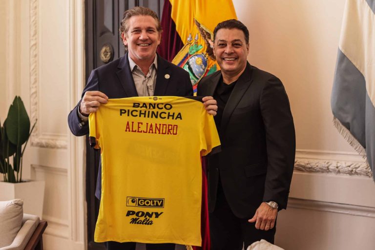 (FOTOS) Presidente de CONMEBOL recibió camiseta de BSC