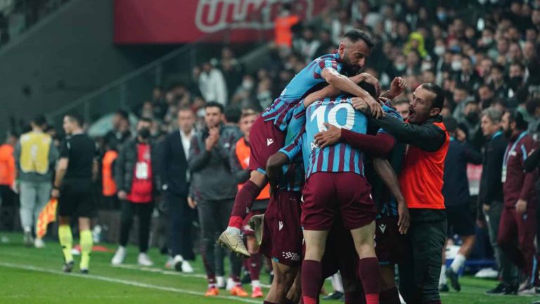 (VIDEO) LOCURA TOTAL: Trabzonspor se coronó campeón y los hinchas invadieron el campo para celebrar