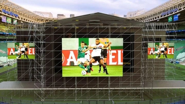(VIDEO) Estaban en el estadio, pero veían el juego en pantalla gigante
