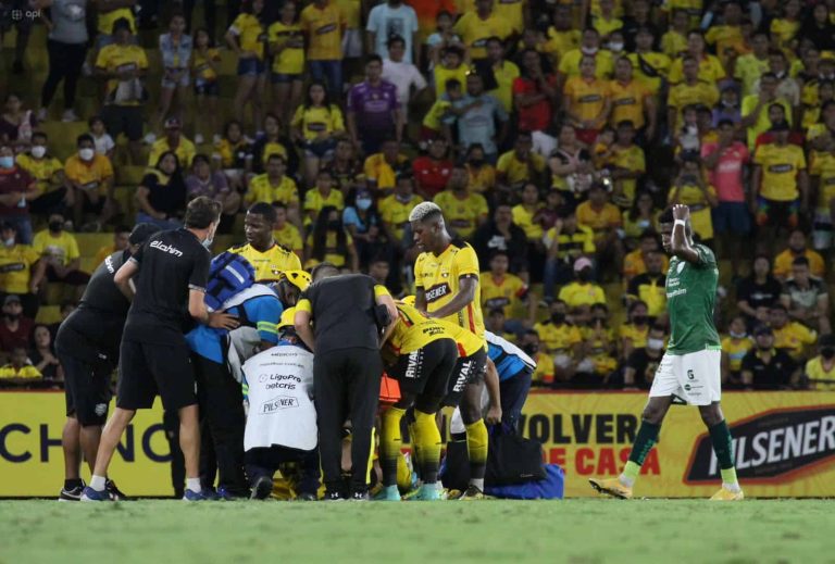 (VIDEO) Byron Castillo sufrió un duro golpe y fue retirado en ambulancia