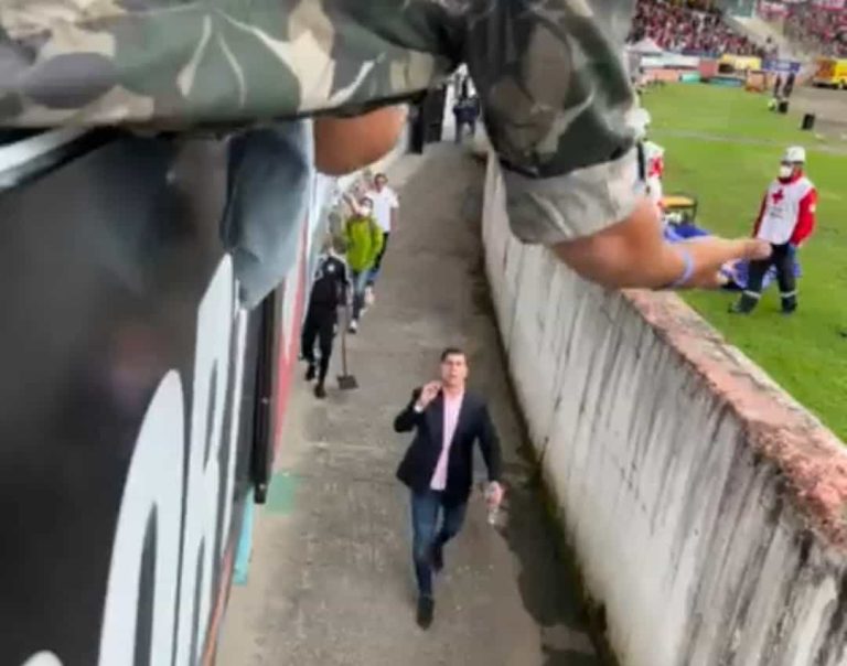 (VIDEO) Cruce verbal entre hinchas de Emelec y Rescalvo