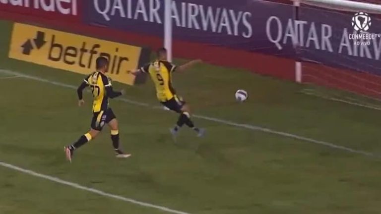 (VIDEO) Increíble blooper termina en gol del arquero, pero un compañero se lo robó
