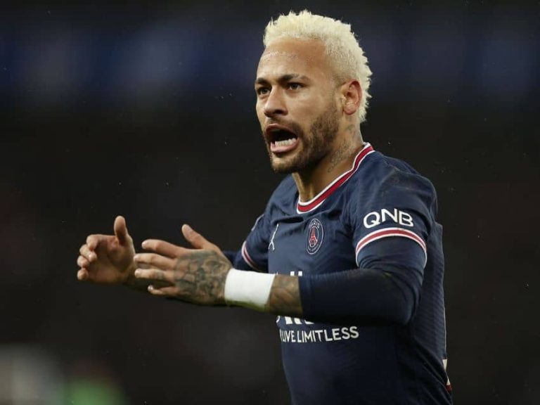 “Se van a cansar de silbar porque me quedan tres años de contrato”