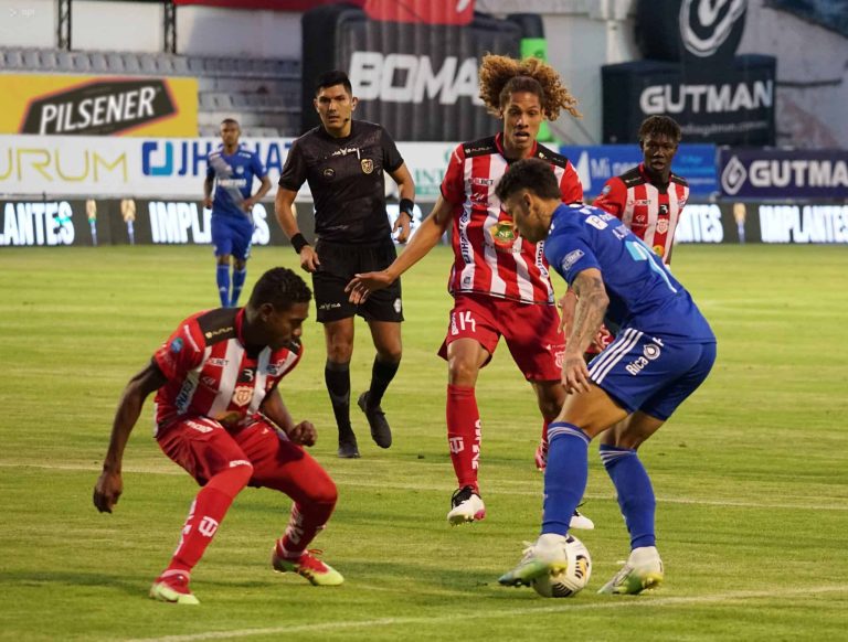 TAPIERO AL RESCATE: Técnico Universitario evitó la derrota ante Emelec