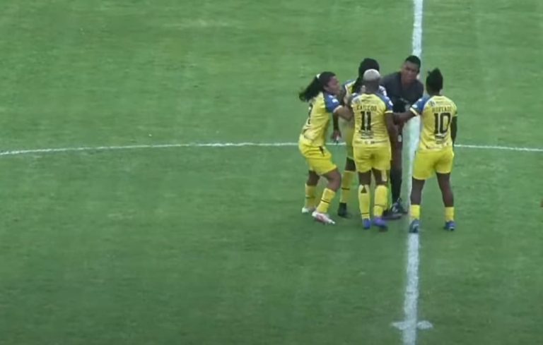 (VIDEO) Una jugadora no acepta su expulsión y da una patada al árbitro