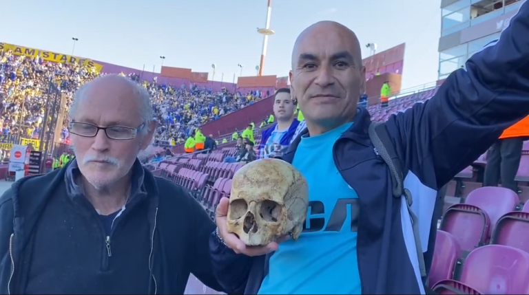 (VIDEO) DE LOCOS: Hincha de Racing llevó la calavera de su abuelo a ver el encuentro ante Boca