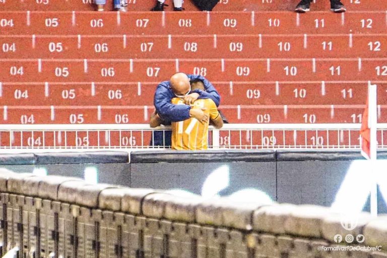 (FOTO) El abuelo más feliz: vio a su nieto debutar en LigaPro