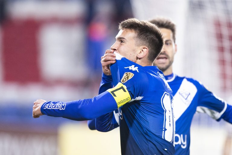 (VIDEO) Vélez ganó en el último suspiro y aún sueña con octavos