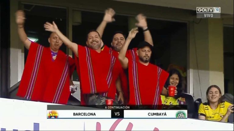 (FOTO) Aficionados de BSC con PONCHOS en el Monumental