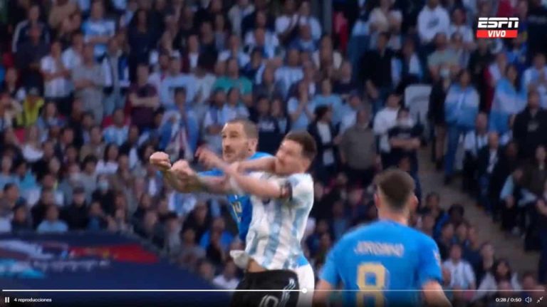 ¿LA POLÉMICA DEL PRIMER TIEMPO? El codazo de Bonucci a Messi