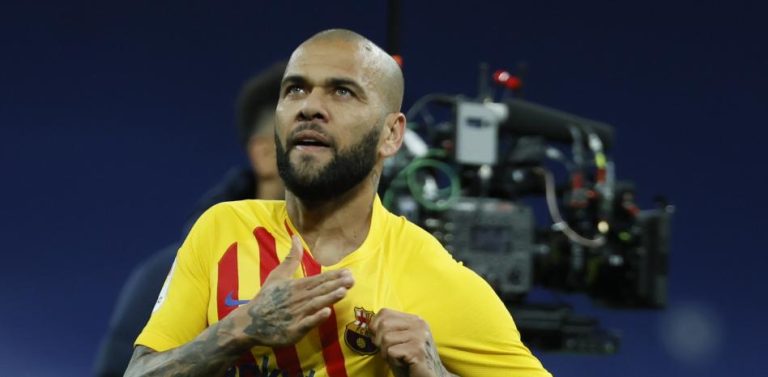 OFICIAL: Dani Alves se despide del Barça