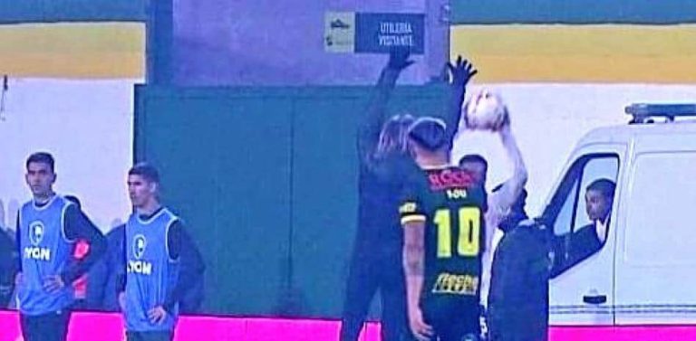 (VIDEO) DT saltó para impedir un lateral y provocó una fuerte pelea