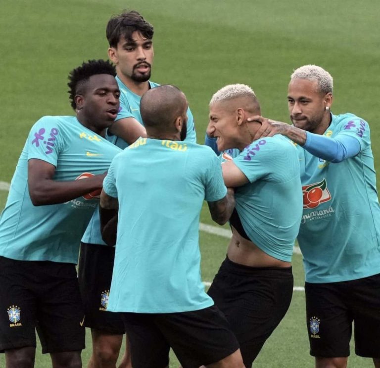 Richarlison reaccionó y se peleó en plena práctica con Vinícius