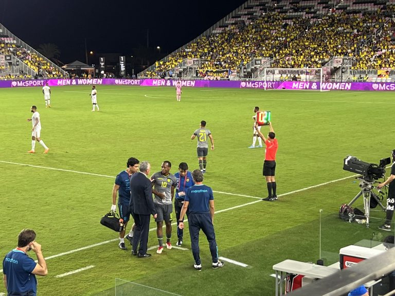 Romario Ibarra salió lesionado ante Cabo Verde