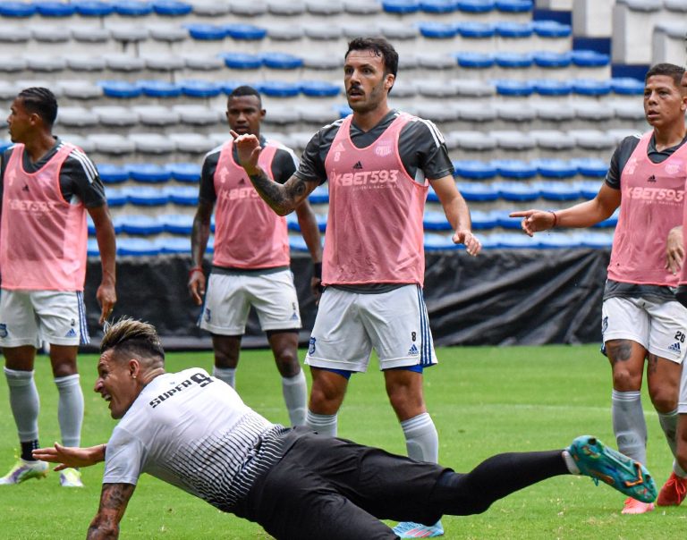 Garcés y ‘El Loco’ jugaron: 9 De Octubre fue goleado en el Capwell