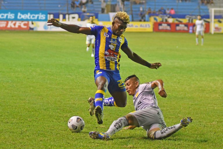 ‘TABLAS’ EN EL JOCAY: Delfín y Aucas igualaron sin goles
