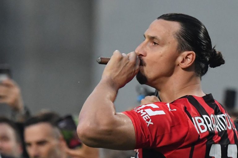 OFICIAL: Zlatan renovó con el AC Milan