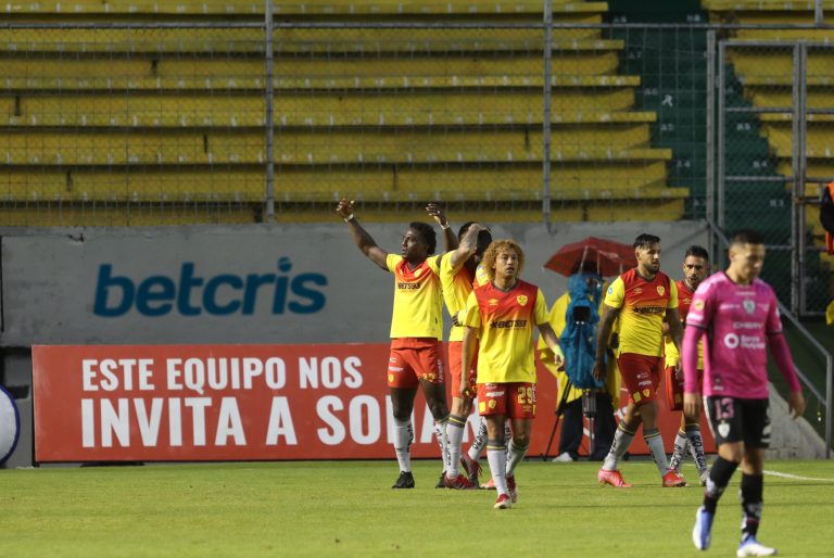 (VIDEO) ‘MANITO’ DEL ‘PAPÁ’ EN CHILLOGALLO: Aucas goleó a IDV