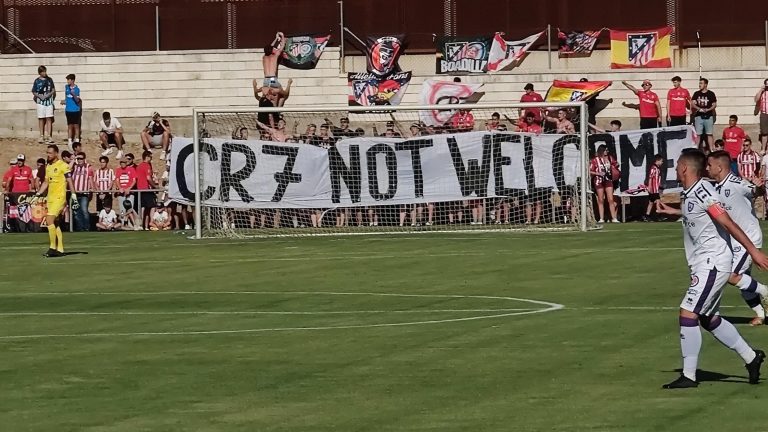 ¡Cristiano reacciona a la pancarta de aficionados del Atlético contra su fichaje!