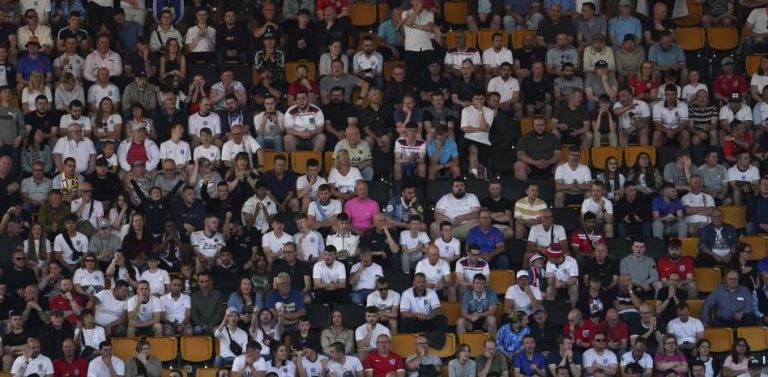 El público inglés ya tiene permiso para ver el fútbol de pie