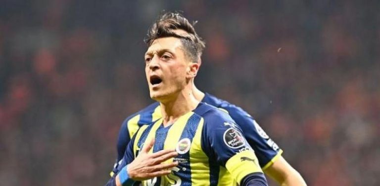 Echan a Özil del Fenerbahce
