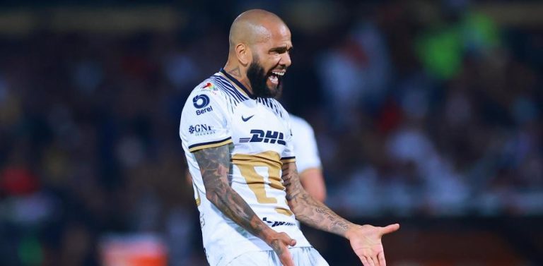 (VIDEO) Dani Alves fue el blanco de los memes tras su debut en Pumas