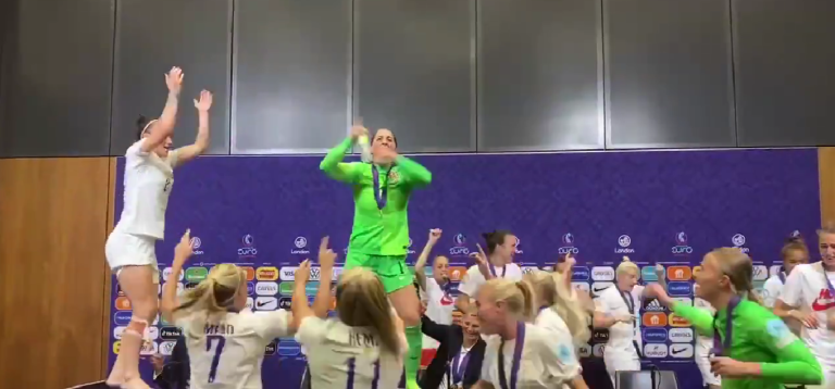 (VIDEO) ¡FIESTA TOTAL! Jugadoras de Inglaterra invadieron la rueda de prensa tras su coronación