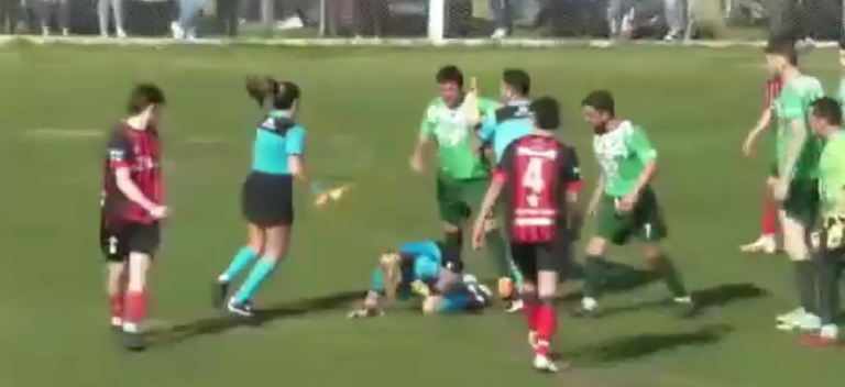 (VIDEO) TERRIBLE: jugador agredió a una mujer árbitro en un partido de fútbol