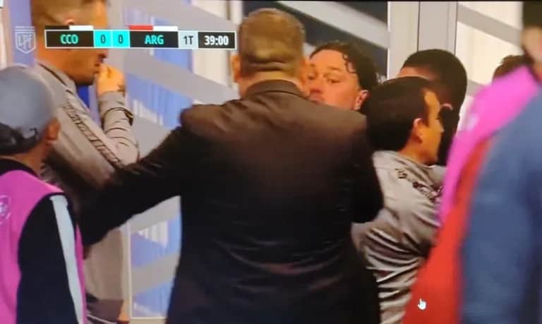 (VIDEO) INSÓLITO: Gabriel Milito se agarró a golpes con el PF de Central Córdoba