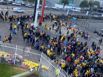 NO HABÍA ENTRADAS IMPRESAS: Hinchas de BSC se quedaron afuera